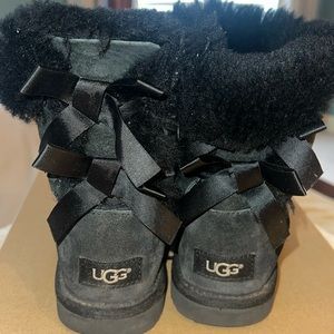 Bailey Bow Black Uggs size 3